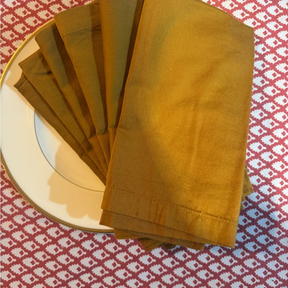 Crate and Barrel set of 6 Gold Ravenna napkins 20x20